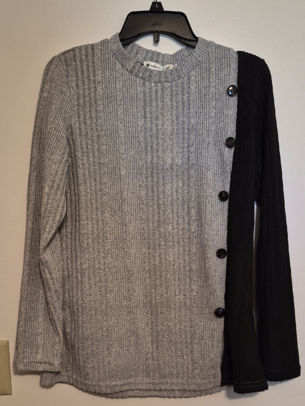 NWT Baishenggt Gray Ribbed Sweater with Black Button-Detail SZ M